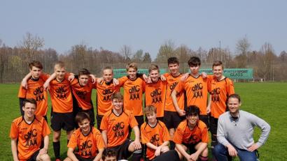 Bild: exb
Starke Leistungen zeigten im Kreisfinale die Fußballer des Otto-Hahn-Gymnasiums. Im Bild (hinten, von links) Johannes Drexler (9b), Bastian Schwarz (9b), Simon Schönberg (10b), Antonio Herrmann (10a), Fabian Dick (10d), Thomas Kraft (10d), Ferdinand Heinzl (10d), Jakob Kraupner (9b) und Hendrik Müller (9a) (vorne, von links) Hendrik Geiler (10b), Jona Jackwert (9b), Moritz Wegmann (9c), Clemens Mehler (9c), Hazem Hamsho Kanawaty (9b) und Coach Ebert sowie (vorne liegend) Cagatay Kan (9b).