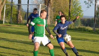 Bild: gb
Neualbenreuths Spielertrainer Jürgen Schmidkonz (links) muss sich im Duell der Generationen gegen Fuchsmühls Lorenz Höcht behaupten. Im Abstiegsduell stand es am Freitagabend nach 90 Minuten 2:2.