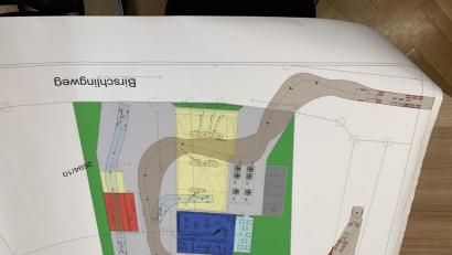 Bild: rn
Am Birschlingweg soll eine Tankstelle mit Waschanlage und kleiner Verkaufsstelle entstehen. Für einen angedachten "Rundkurs" steht jedoch das städtische Grundstück 2694/57 (rot markiert) nicht zur Verfügung.