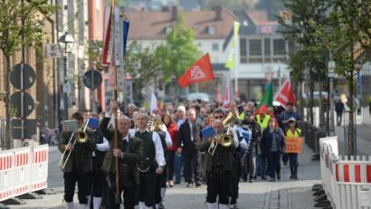 Bild: brü
Angeführt vom Musikverein Haselmühl-Kümmersbruck und prominenten Politik-Vertretern marschierte der Demonstrationszug vom Multifunktionsplatz zur Maikundgebung auf dem Schrannenplatz.