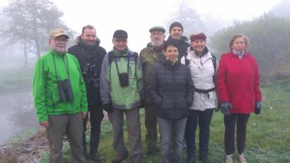 Bild: exb
Der Hobby-Ornithologe Erhard Walberer (links) führt die Teilnehmer der Vogelstimmenwanderung an.