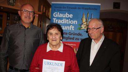 Bild: kro
Eleonore Martin (Mitte) wurde für 25 Jahre Mitgliedschaft zum Kappl-Förderverein geehrt. Dazu gratulierten Vorsitzender Bernhard Lux (links) und "Kappl-Pfarrer" Friedhelm Czinczoll.