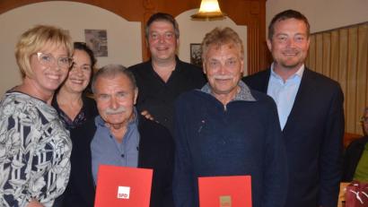 Bild: Kunz
Der SPD-Ortsverein Hammerweg ehrt langjährige Mitlieder. Bundestagsabgeordneter Uli Grötsch (rechts) referiert über Europa und die Kommunalwahlen.