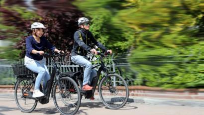 Bild: Gerhard Götz
Mit dem E-Bike geht es nicht nur flott in der Ebene, auch die Hügel im Oberpfälzer Wald sind dann weit weniger mühsam. Dem neuen Trend kommt eine Radkarte entgegen, die Tourenvorschläge der Akku-Reichweite angepasst und sämtliche Ladestationen verzeichnet hat.