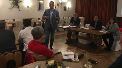 Bild: ihl
Viel erklärt Projektleiter Andreas Herath (stehend) beim Infoabend für Kommunalpolitiker, zu dem Marianne Schieder (rechts) und Karl Holmeier (links) eingeladen haben. Mit im Bild Andreas Schieder, Tennet-Länderbeauftragter (Zweiter von rechts).