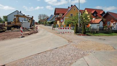 Bild: Weidner
Die Straße im Bereich Damelsdorf-Siedlung wird nach den Wasserleitungs- und Kanalarbeiten komplett neu asphaltiert.