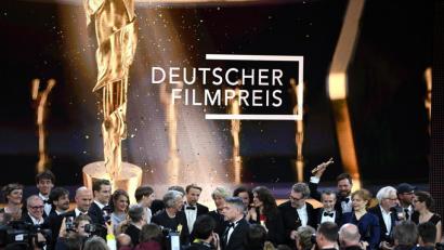 Bild: Britta Pedersen/dpa
Preisträger, Laudatoren und Redner stehen nach der Verleihung des 69. Deutschen Filmpreises "Lola" auf der Bühne