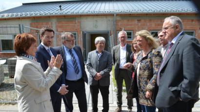 Bild: fz
Staatsministerin Kerstin Schreyer (zweite von rechts) verfolgt interessiert die Ausführungen von Brigitte Krause . Landtagsabgeordneter Stephan Oetzinger (von links) hatte die Ministerin ins HPZ begleitet.