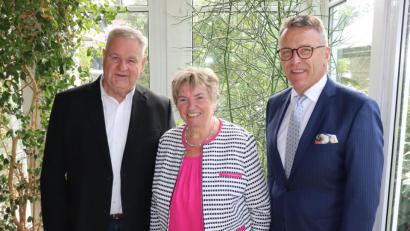 Bild: exb
Bürgermeister Franz Stahl (rechts) gratulierte Anni und Eberhard Polland zur Goldenen Hochzeit.