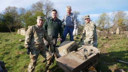 Bild: mor
Command Sergeant Major Lew Gardner (von links), Revierförster Andreas Irle, Gerald Morgenstern und Command Sergeant Major Michael Sutterfield bergen zwei alte Grabsteine aus dem sonst unzugänglichen und verfallenen Pappenberger Friedhof.