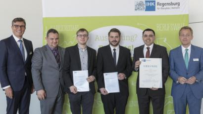 Bild: altrofoto.de
Die Bestenehrung der Industrie- und Handelskammer Regensburg für Oberpfalz und Kelheim fand in der Continental-Arena statt. IHK-Präsident Michael Matt (links) und der stellvertretende IHK-Hauptgeschäftsführer Peter Weber (rechts) gratulierten der Firma TGW Teunz mit Ausbildungsleiter Richard Gleißner (ab Zweiter von rechts), Maximilian Kehrer, Michael Heitzer und Ausbilder Martin Gorges zum herausragenden Erfolg.