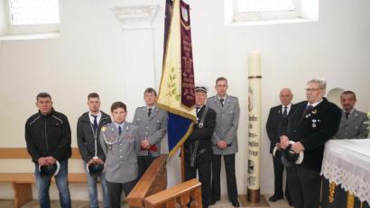Bild: fvo
Mitglieder der Krieger-, Soldaten- und Reservistenkameradschaft (KSR) 1884 Waldthurn in der Dreifaltigkeitskapelle auf dem Fahrenberg nach der Segnung des neuen Kerzenständers im Wert von 1250 Euro, den der Verein gespendet hat.
