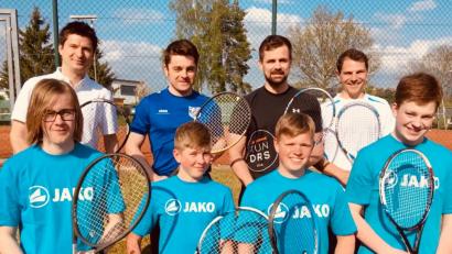 Bild: adj
Die neue zweite Herrenmannschaft des Tennisclubs im SV Altenstadt setzt sich aus den Spielern Christian Meyer (hinten, von links), Uli Güntner, Lukas Hösl, Alexander Meyer sowie Karl Zahner (vorne, von links), Bastian Mrosek , Lukas Mrosek und Johannes Denz zusammen.