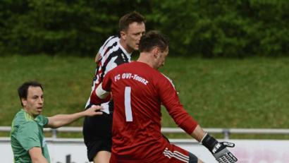Bild: ham
Christian Böl, Torwart des FC OVI-Teunz, musste vorige Woche bei der 0:2-Niederlage beim 1. FC Schwarzenfeld zweimal hinter sich greifen. In der Heimpartie am Sonntag gegen den TSV Detag Wernberg wird der Keeper sicher wieder einiges zu tun haben.