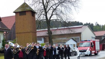 Bild: sl
Das neue Tragkraftspritzenfahrzeug fährt unter den Klängen der Roggensteiner Blaskapelle zum Feuerwehrgerätehaus.