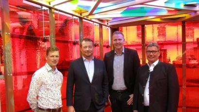 Bild: pz
Der mit Lamberts-Glas künstlerisch gestaltete Container ist ein Blickfang auf dem Gelände der Glashütte. Von links Prokurist Christian Bayerl, MdB Uli Grötsch, Prokurist Robert Christ und Geschäftsführer Rainer Schmitt.	Bild: pz