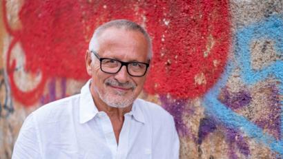 Bild: Thomas Karsten
„In diesen gefährlichen Zeiten müssen Künstler zusammenhalten und Farbe bekennen“, sagt Konstantin Wecker. Sein Projekt „Weltenbrand“ ist seine Antwort darauf.