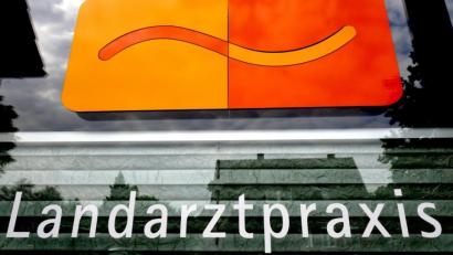 Bild: Holger Hollemann/dpa
Eine Landarztpraxis zu betreiben, ist für viele junge Mediziner nicht attraktiv. Der Ärztemangel im ländlichen Raum verschärft sich.