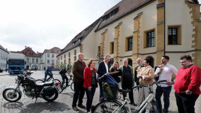 Bild: Wolfgang Steinbacher
Allein auf dem Schrannenplatz (im Bild) sollen acht neue Stellplätze für Zweiräder hinzukommen, versprach Baureferent Markus Kühne (Dritter von links). SPD-Fraktionsvorsitzende Birgit Fruth (Dritte von rechts) und ihre Stadtratskollegen sowie SPD-Mitglieder zeigten sich zufrieden.