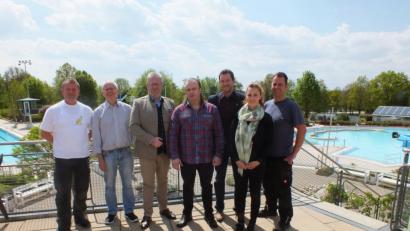 Bild: exb/Fischer
Gottfried Dirmeier, Rüdiger Frey, Oberbürgermeister Andreas Feller, Athanasios Balkizas, Roland Kittel, Vera Dehling und Michael Maget (von links) freuen sich auf die Eröffnung des Erlebnisbads.