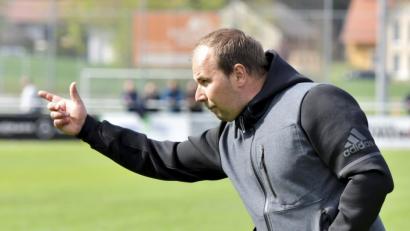 Bild: Hubert Ziegler
Trainer Sebastian Binner gibt Kommandos an seine Spieler. Der SSV Paulsdorf liegt drei Spieltage vor Schluss einen Punkt hinter dem Abstiegsrelegationsplatz.