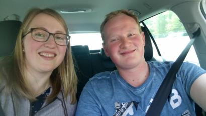Bild: exb
Auf dem Weg ins Fernsehen: Nadine Mutzbauer und ihr Verlobter Florian Weiß aus Kümmersbuch sind am Donnerstag zu einer Aufzeichnung der Sat1-Late-Night-Show "Die Faisal Kawusi Show" in Köln unterwegs.