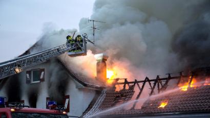 Bild: Chris Brekl/FDLnews/dpa
Das Dach des Anwesens stand in Flammen.