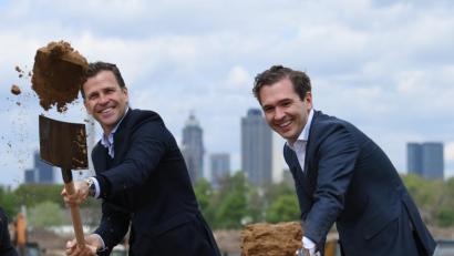 Bild: Arne Dedert/dpa
Oliver Bierhoff (links), Direktor Nationalmannschaften und Akademie des DFB, und Friedrich Curtius, DFB-Generalsekretär, nehmen am Spatenstich für die zukünftige Akademie des Deutschen Fußball-Bundes (DFB) teil. Ein jahrelanger Rechtsstreit zwischen der Stadt und dem Frankfurter Rennklub durch mehrere Instanzen hatte die Übergabe des Geländes an den DFB erheblich verzögert.