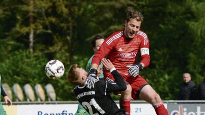 Bild: ham
Christian Böl, Torwart des FC OVI-Teunz (rot) geht hier nicht gerade zimperlich mit Detag-Spieler Dominik Häffner um. Die Partie endete 2:2 und entsprach auf dem Spielverlauf.