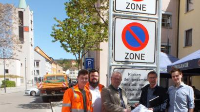 Bild: Josef Fischer, Pressestelle der Stadt Schwandorf
Die neue Verkehrsführung stellten (von links) Christof Krammer vom städtischen Bauhof, Straßenwärter Michael Duschinger, Oberbürgermeister Andreas Feller, Johann Graßmann, Leiter Baubetriebsabteilung und Ordnungsamts-Leiter Stefan Schamberger vor. 	Bild: exb