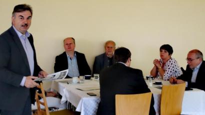 Bild: Thomas Dobler
Stadtrat Alfred Damm (stehend), der Vorsitzende der Fairtrade-Steuerungsgruppe Schwandorf, befragte regionale Politiker zu ihren Einstellung zu Europa und zum gerechten Handel.