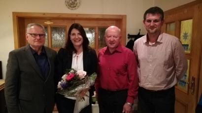 Bild: wro
Petra Zimmermann (2. von links) war 20 Jahre lang als Frauenwartin in der Vorstandschaft tätig. Die DJK bedankte sich dafür am Ende der Jahreshauptversammlung. Das Bild zeigt von links Ehrenamtsbeauftragten Gerhard Pöschl, Petra Zimmermann, Vorsitzenden Hubert Mark und stellvertretenden Vorsitzenden Thomas Träger.