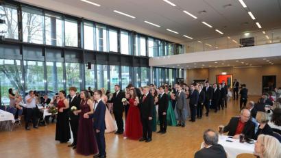 Bild: njn
Imposant ist der Einzug der Mittleschüler zu ihrem Abschlussball.