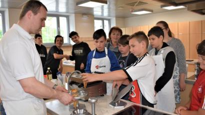 Bild: rgr
Die Siebtklässler sind mit Feuereifer bei der Sache, als sie ihr eigenes Eis zubereiten. Bei dem Projekt "Praxis an Mittelschulen" hilft ihnen Bäckermeister Florian Pappenberger (links).