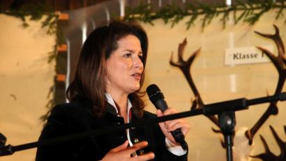 Bild: ge
Bayerns Landwirtschaftsministerin Michaela Kaniber sprach vor der Kulisse prächtiger Geweihe auch übers Wolfsmanagement.