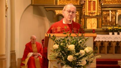 Bild: bey
Hauptzelebrant Pater Josef Prinz spricht über die Bedeutung des Kreuzes im christlichen Glauben. Gemeinsam mit Pater Reinhold Schmitt (links) feiert der Pater den Gottesdienst zum Kreuzbergfest.