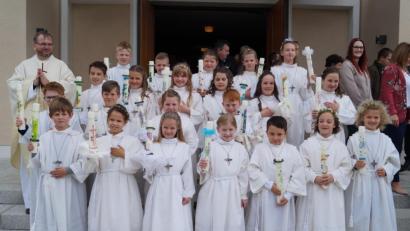 Bild: du
22 Kinder aus Schirmitz und Bechtsrieth/Trebsau feiern in der Pfarrkirche Schirmitz Erstkommunion.