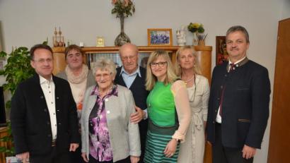 Bild: dob
Anneliese Eger (Dritte von links) feierte am Donnerstag ihren 80. Geburtstag. Am Sonntag kommt die Großfamilie ihr zu Ehren zusammen, doch in wenigen Tagen steht schon das nächste Großereignis im Hause Eger an.