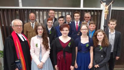 Bild: Dobmeier
Am Sonntag feierte die evangelische Kirchengemeinde Rothenstadt mit Pfarrer Hans-Peter Pauckstadt-Künkler (links) Konfirmation mit neun jungen Christen.