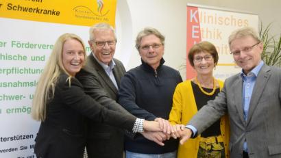 Bild: gsb
Über die Verstärkung im Ethikkomitee durch Berater Wolfgang Wittmann freuen sich Michaela Hutzler (von links) von der Pflegedirektion, der Vorsitzende des Klinischen Ethikkomitees, Dr. Manfred Hausel sowie (von rechts) der Prokurist der Geschäftsführung der Kliniken, Manfred Tretter, und Waltraud Koller-Girke, die Vorsitzende des Fördervereins für Schwerkranke.
