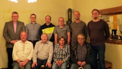 Bild: ubb
Im Amt von den anwesenden Teilnehmern der Jahreshauptversammlung bestätigt, geht der gewählte Vorstand ins neue Vereinsjahr (vorne von links): Alois Fischer, Vorsitzender Reinhard Heller, Bianca Heller und Josef Sticht sowie (hinten von links) Zweiter Vorsitzender Klaus Schuster, Lars Trinks, Markus Strobl, Günter Fischer, Markus Band und Sebastian Poss.