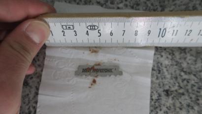 Bild: Polizei Schwandorf
Diese Rasierklinge hatte ein Unbekannter umhüllt mit Leberwurst in Schwandorf ausgelegt.