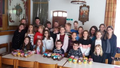 Bild: rpp
Sehr spannend finden die Firmlinge aus Kastl und Umgebung die Aktion des Kuchenbackens. Jeder hat seine Aufgabe zugelost bekommen. Die Kuchen im Glas werden beim Vorabendgottesdienst zum Muttertag verkauft.