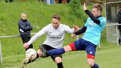 Bild: heh
Der TSV Konnersreuth (rechts Christoph Franz) hat durch die 1:2-Niederlage beim direkten Konkurrenten VfB Arzberg (links Sebastian Göcking) den Kampf um Relegationsplatz zwei in der Kreisliga Süd verloren.
