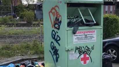 Bild: frü
Der Kleider-Container am Finanzamt in Amberg quillt über.