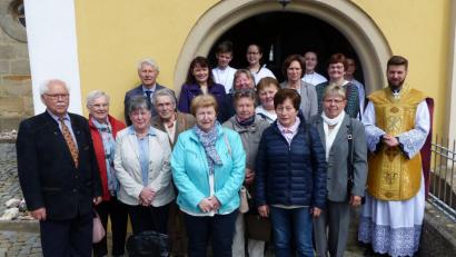 Bild: exb
40, 50, 60 oder gar 70 Jahre her ist ihre Erstkommunion: Mit einem Festgottesdienst in der Pfarrkirche, den Pater Thomas Rostek (rechts) begehen die Frauen und Männer dieses Jubiläum.