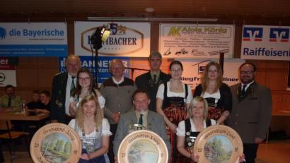 Bild: rwo
Die neuen Würdenträger des Gaus Armesberg bei der Königsproklamation:
Jugendkönigin Elena Zimmermann, Schützenkönig Hubert Schinner, Schützenliesl Sandra Raps (vorne, von links) sowie GSM Horst Lippert, Zweite Jugendkönigin Veronika Hecht, Zweiter Schützenkönig Josef Kraus, SPL Wolfgang Raps, Zweite und Dritte Schützenliesl Lena Stahl und Sabine Schwarz sowie Stellv. GSM Andreas Michl (hinten, von links).