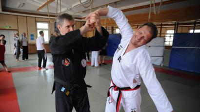 Bild: brü
Einfache, aber effektive Griffe zur Abwehr. Trainer Norbert Pelzl (links) zeigt mit Markus Hoffmann vom Taekwondo-Dojang-Amberg eindrucksvoll Abwehrtechniken.