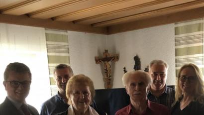 Bild: sns
Zum 85. Geburtstag von Richard Hauser fanden sich zahlreiche Gratulanten ein, darunter auch Bürgermeister Martin Birner (links).