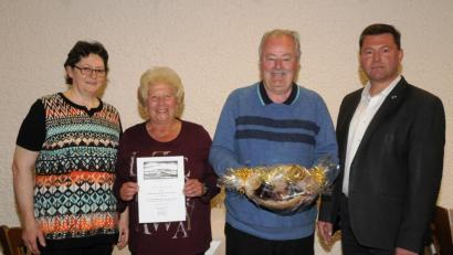 Bild: bey
Lotte Hartwig (links) und Bürgermeister Rainer Rewitzer (rechts) danken Siegmar und Ingrid Selznener, Bochum, für ihre enge Verbundenheit zur Stadt.